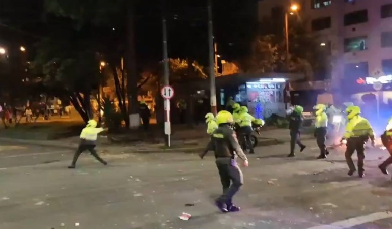 Graban a policías uniformados tirando piedras a restaurantes y apartamentos