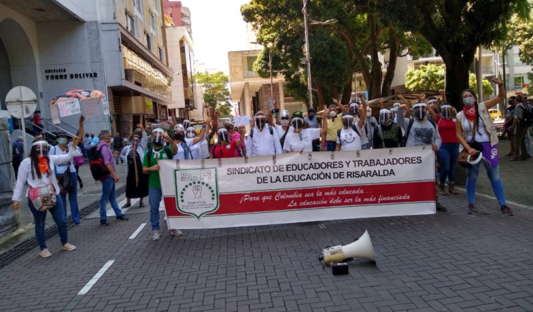 Plantón en la Plaza, de profesores en Pereira