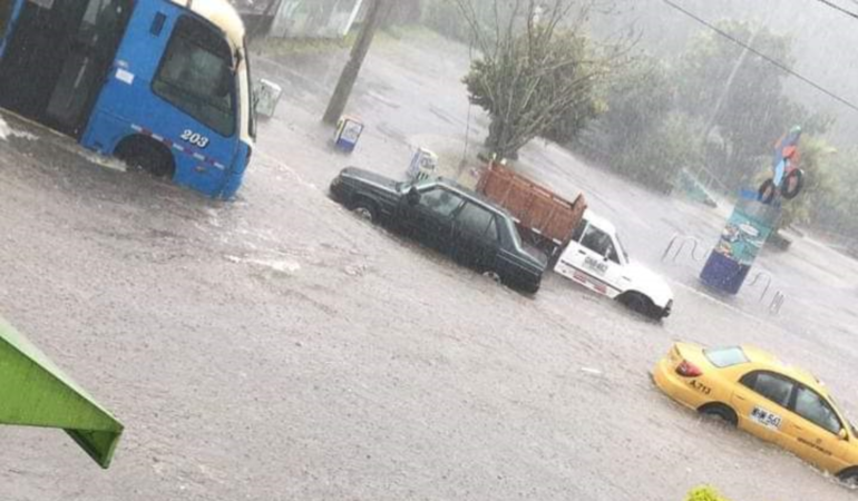 Inundaciones en 16 barrios de Pereira atendieron los bomberos